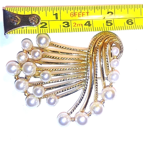 Lisner signed faux gold/pearl brooch - Picture 3 of 3